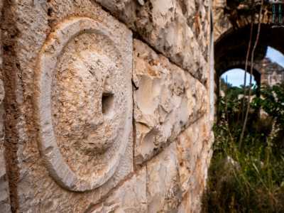 Sulla parete spiccano quattro buchi, alloggiamenti per gli anelli ai quali venivano legate le briglie dei cavalli
